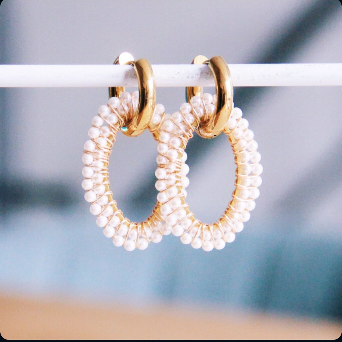 COOSZ_Bazou_statement oorbellen ecru