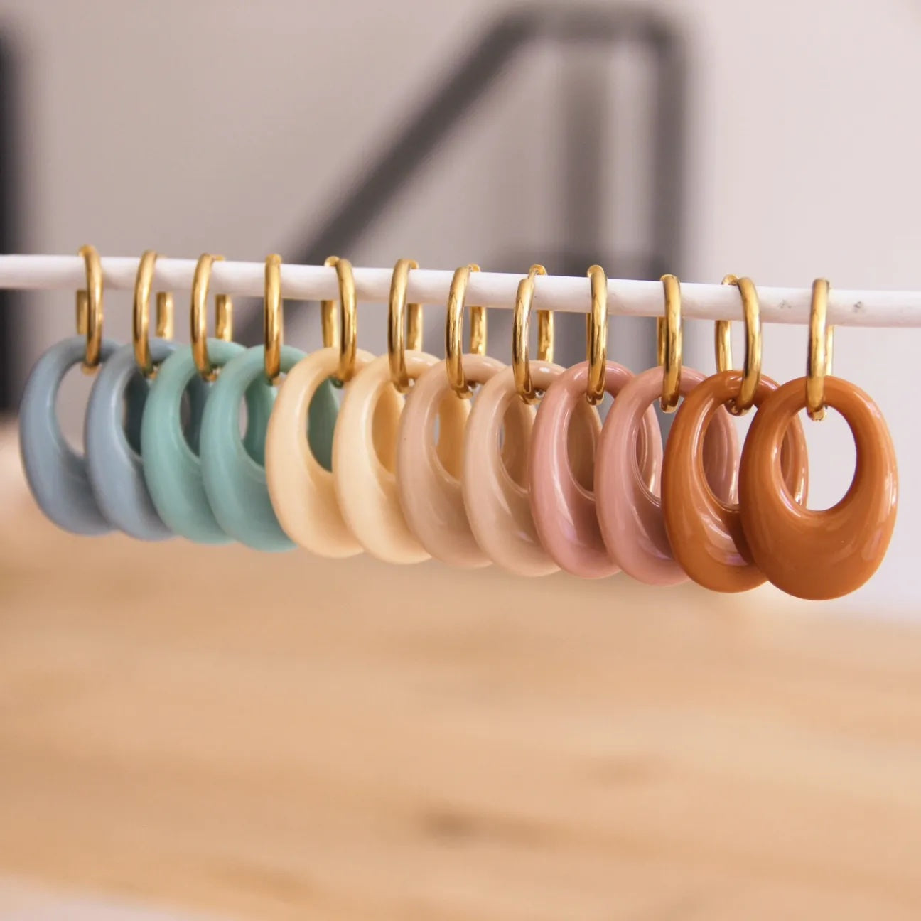 Oorring met resin druppel - oudroze/goud