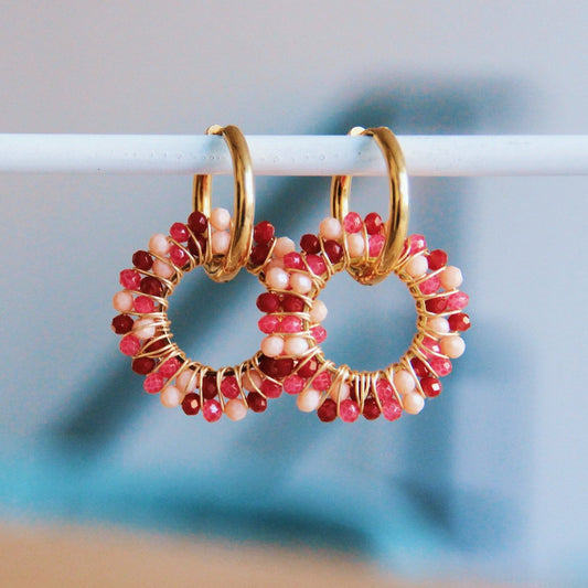 Statement oorbel met ronde facet hanger - roze/rood