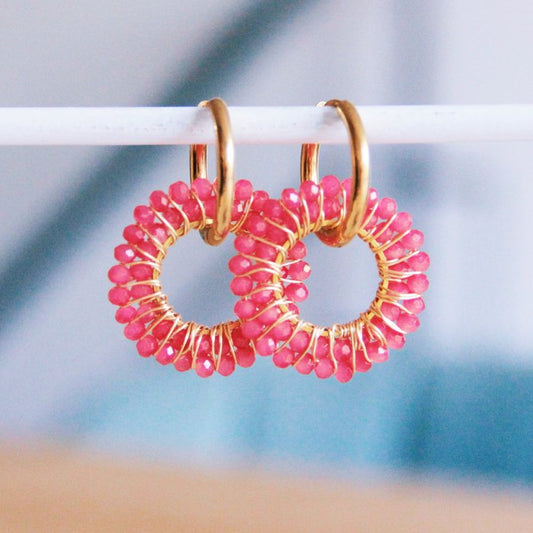 Gouden oorbellen met ronde facet hanger - fushia