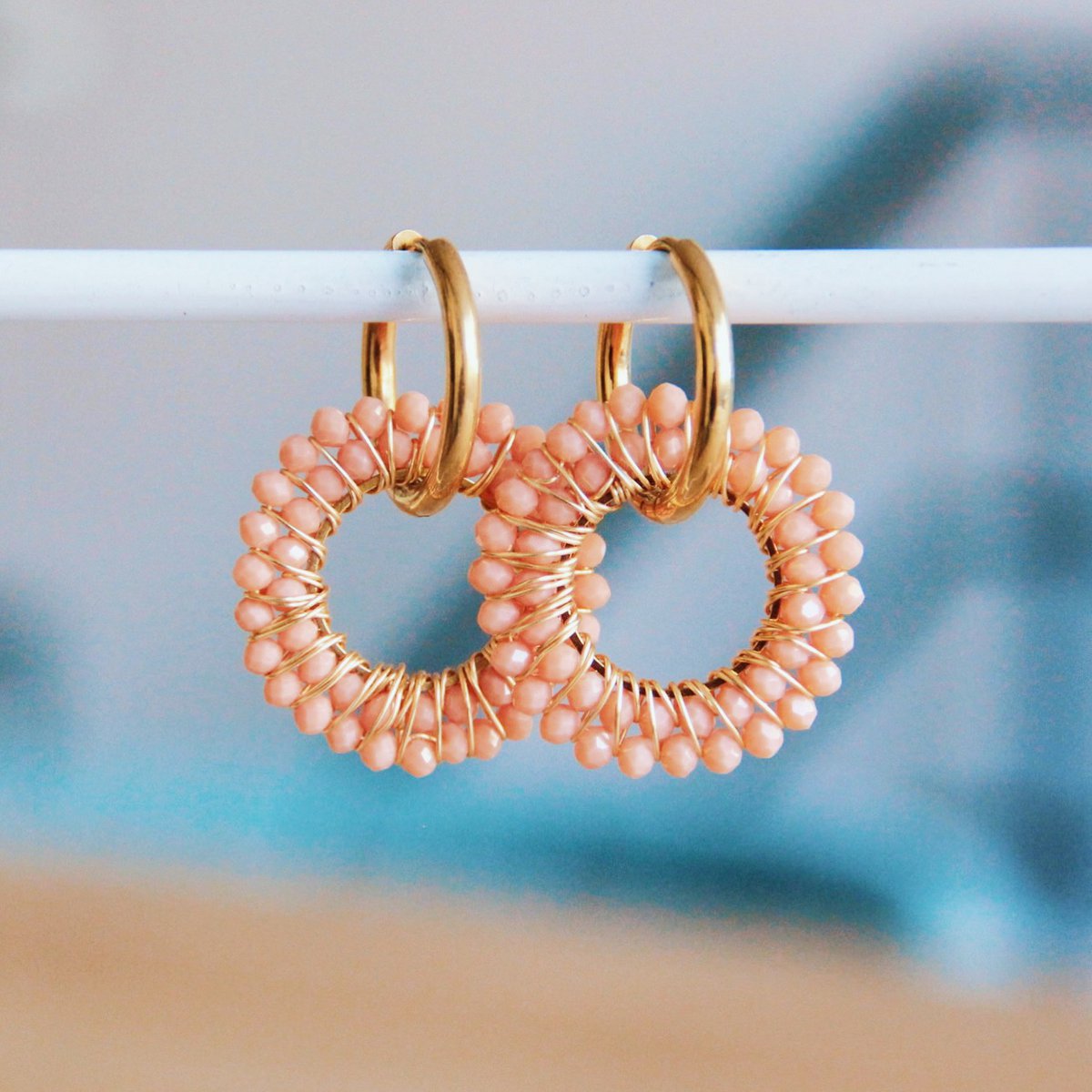 Oorrel met ronde facet hanger - zalm