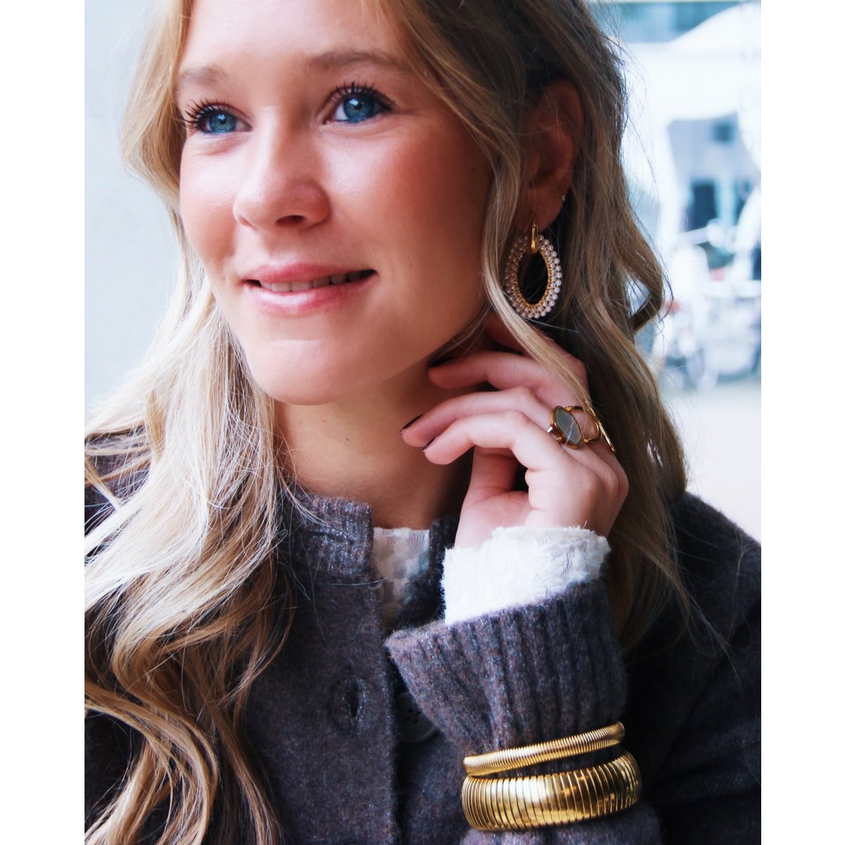 COOSZ_Bazou_statement oorbellen ecru