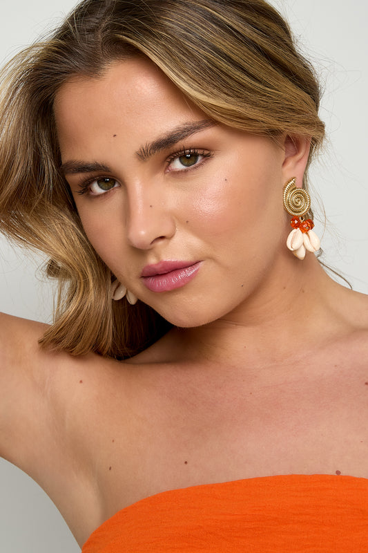 Oorbellen met schelpvormige hangers en kralen