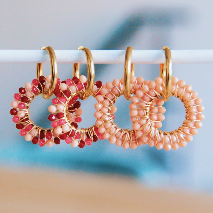 Oorrel met ronde facet hanger - roze/rood