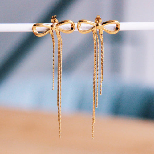 Strikknopje met elegante kettingen