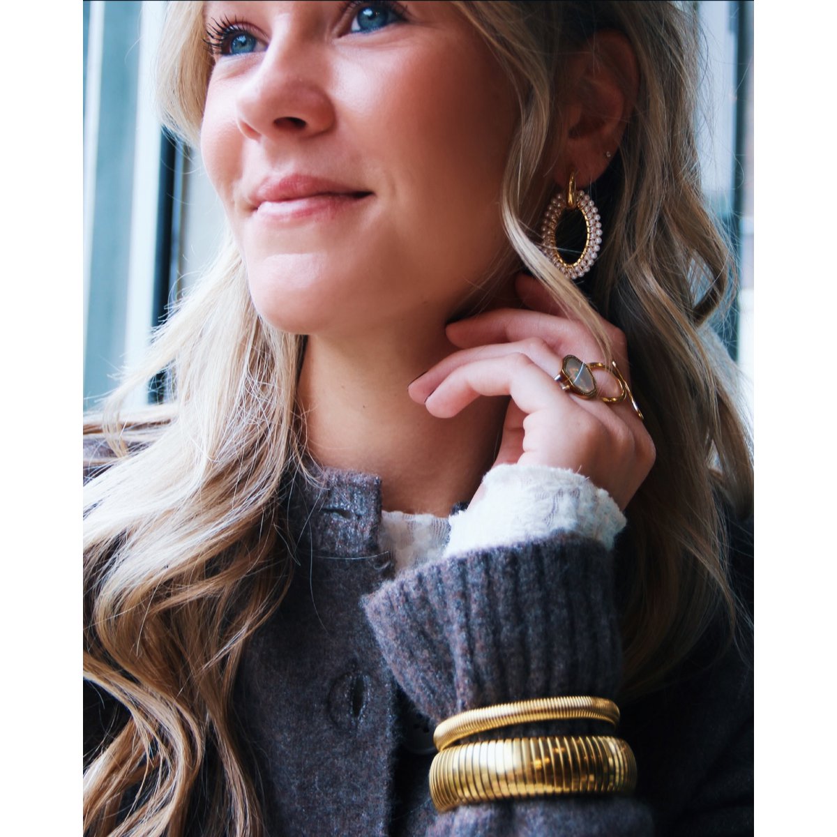 COOSZ_Bazou_statement oorbellen ecru