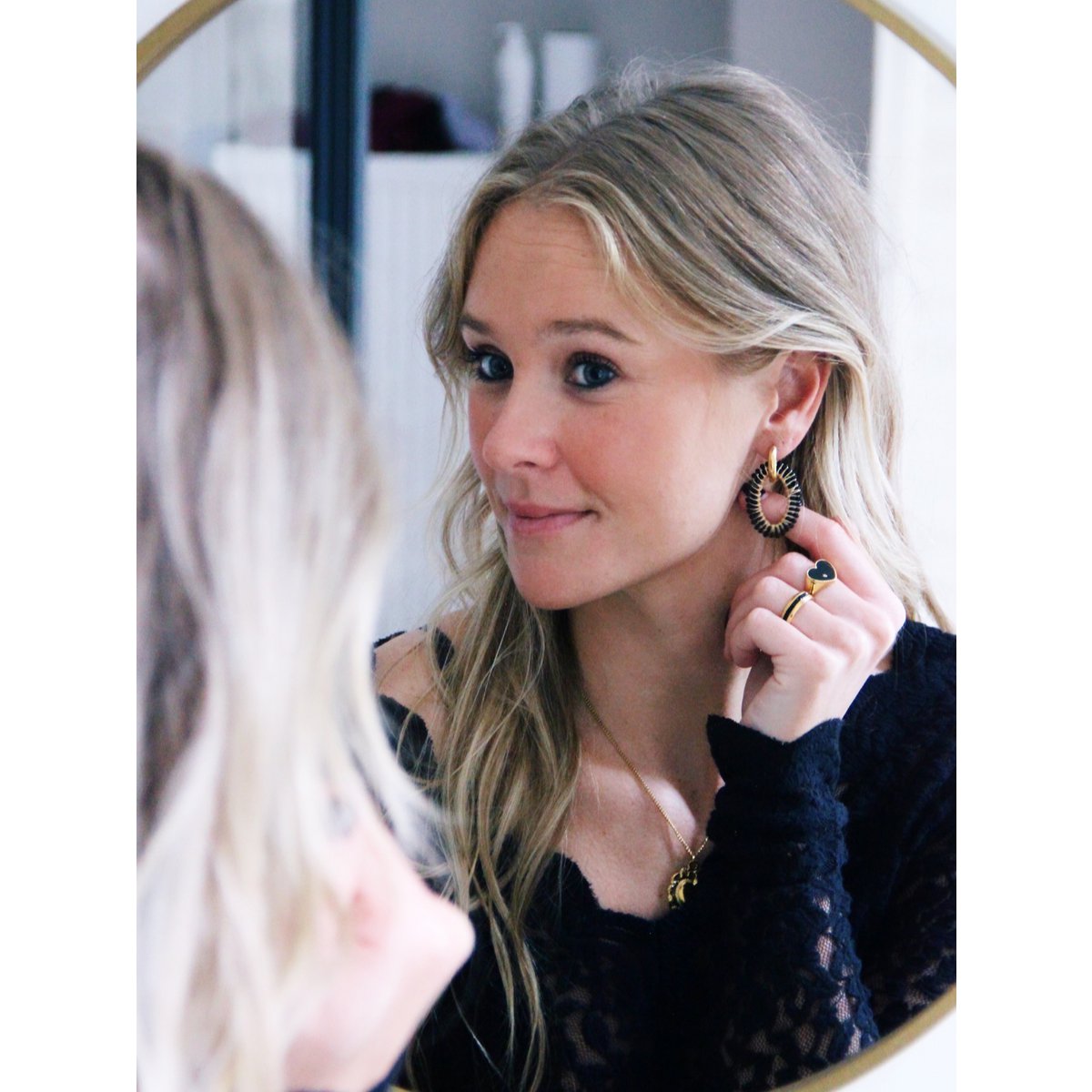 COOSZ_Bazou_oorbel met ovale facet hanger – zwart