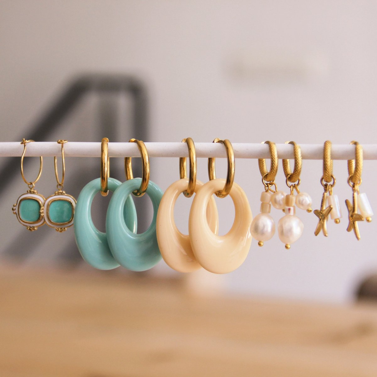 COOSZ_Bazou_hars druppel oorbellen 